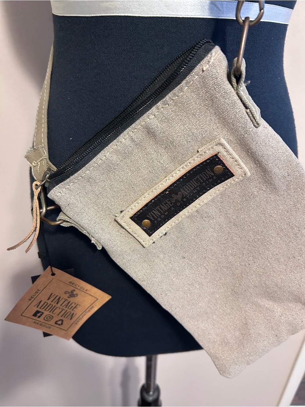 Women’s Vintage Addiction canvas crossbody purse. New with tags. - Picture 4 of 8